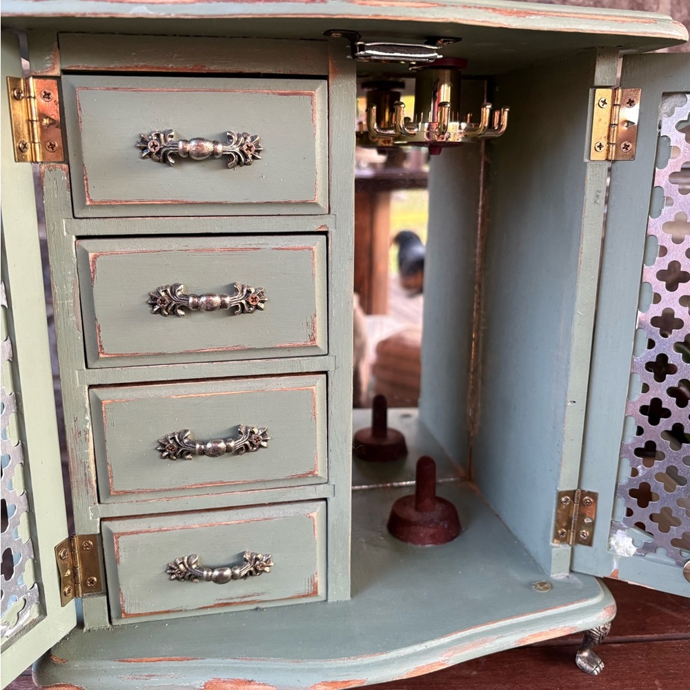 Vintage Green Jewelry Organizer with Silver Accents - Picture 3 of 9